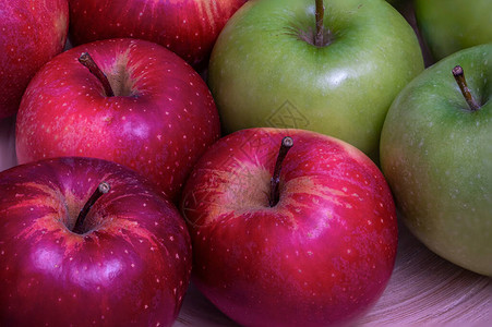 在竹盘上贴红苹果和绿苹果健图片