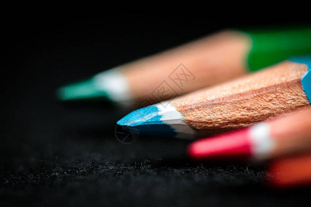 黑色背景的木色铅笔有选择背景图片