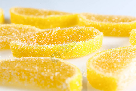 果冻糖果白色背景上的果酱柠檬和橙片形式的甜点果酱果冻糖果黄色图片