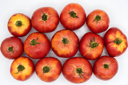 鲜红色成熟多汁的西红柿图片