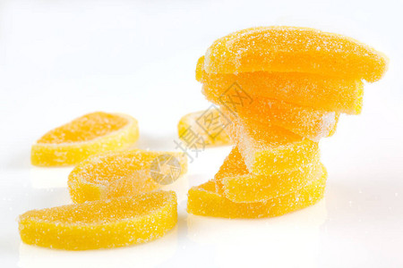 果冻糖果白色背景上的果酱柠檬和橙片形式的甜点果酱果冻糖果黄色图片
