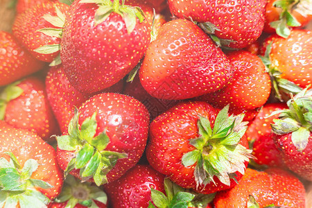 木碗顶部的鲜美草莓木桌上的草莓水图片