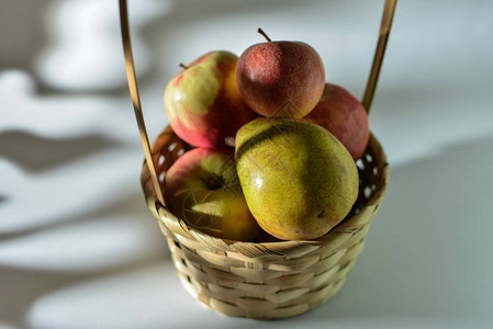 篮子里的苹果和梨图片