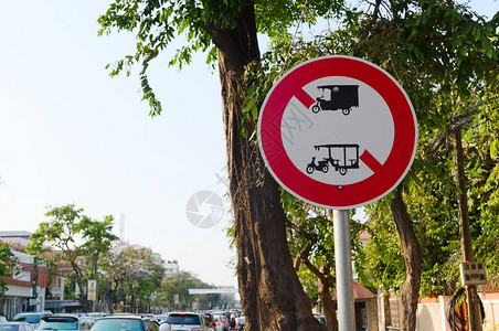 柬埔寨金边的马车拖船和三辆轮车禁止牌子上树林图片