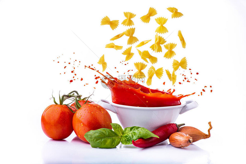 与白色背景隔绝的意大利面条以蝴蝶形状的意大利意面和番茄酱图片