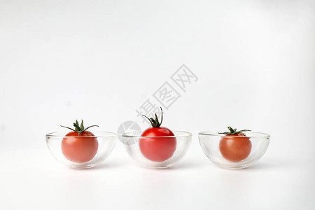 红熟樱桃番茄在白色背景的小型图片