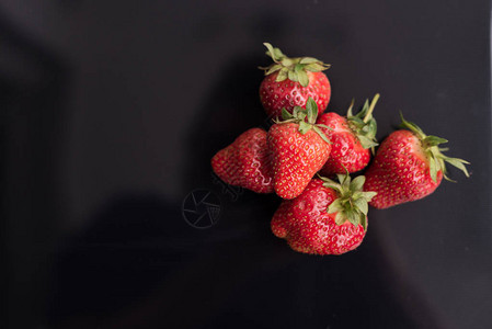 黑色背景中的新鲜草莓图片