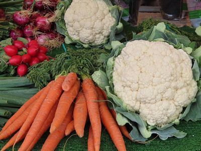 农民市场摊位上的蔬菜胡萝卜椰菜花图片