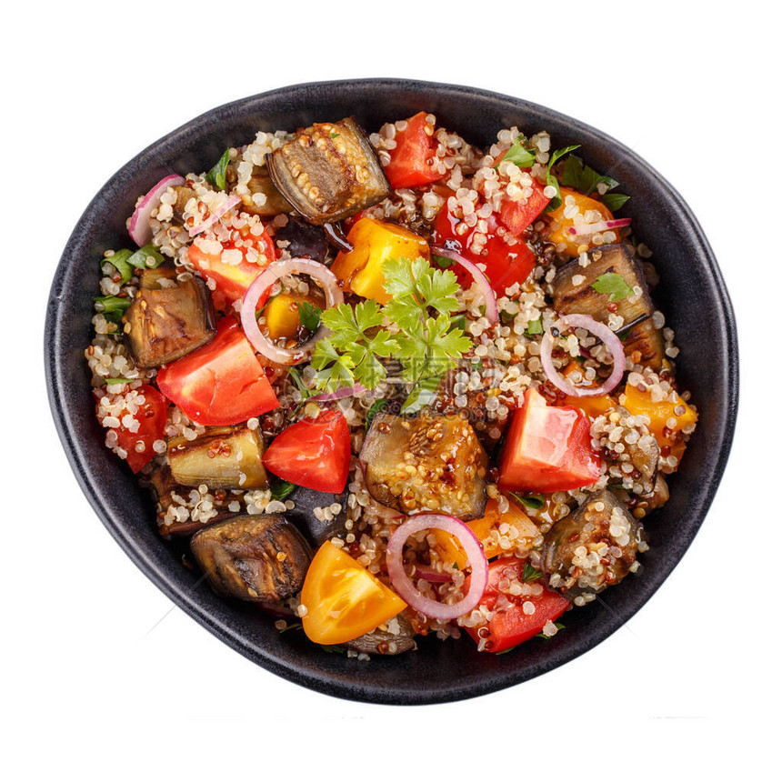 藜麦沙拉配烤茄子新鲜西红柿和红洋葱素食或素食在白色隔绝的黑碗的健康沙拉图片