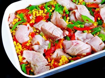 烤前墨西哥风味的鸡胸肉配玉米和蔬菜健康饮食和生图片