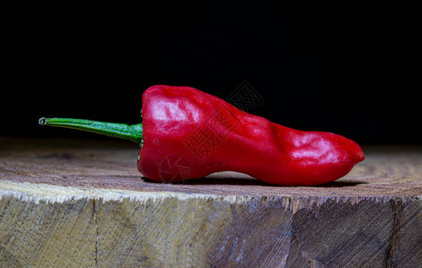 红色的孤立辣椒以木质背景和复制图片