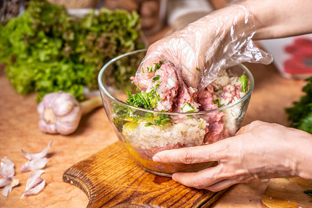 女手搅拌肉末配料为汉堡做肉饼图片