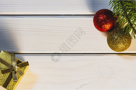 白色木背景的节日圣诞节装饰图片