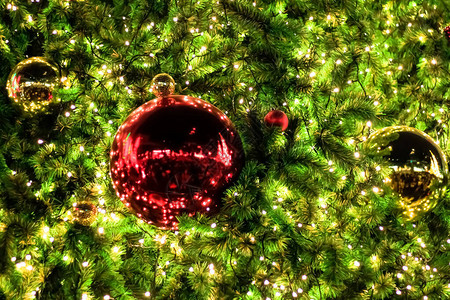 圣诞节装饰和圣诞树枝的照明图片