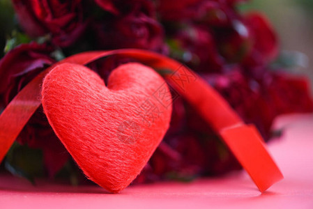 红背景红心带丝和玫瑰爱情人节概念图片