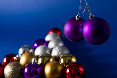 圣诞节或新年的节日活动背景圣诞多彩红蓝银和金球图片