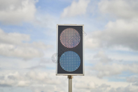 蓝色天空背景上两种颜色的交通灯光图片