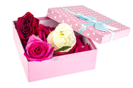 方形礼盒中的玫瑰花瓣和头饰工作室照片图片
