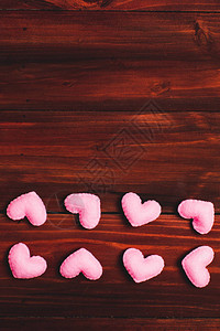 小粉色和大红色心形的排列背景图片