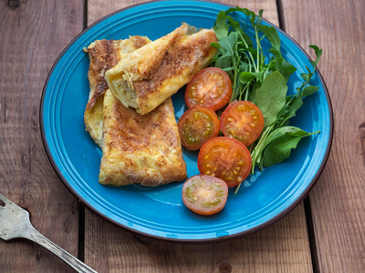 清淡营养的蛋白质早餐煎蛋卷和新鲜蔬菜芝图片