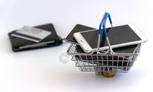 购物车中的手机和装有银行卡的钱包蜂窝通信和小工具的价格上涨金融危机图片