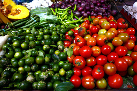 蔬菜摊台展示的新鲜番茄卡拉曼图片