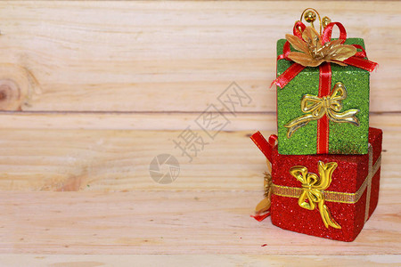 时间礼物木桌上的礼品盒寒假主题新年快乐图片