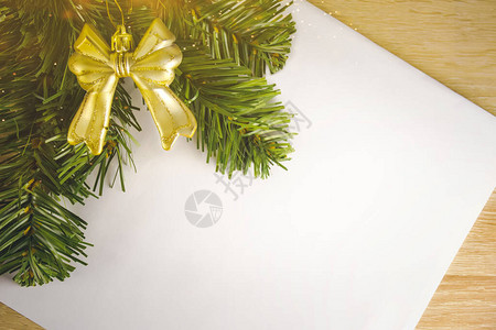 与装饰品的圣诞树圣诞节和2021年新快乐给圣诞老人的信图片