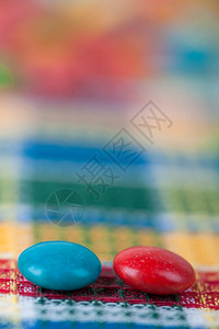 方格桌布上的彩色小糖果图片