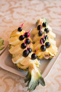 水果切片菠萝葡萄图片