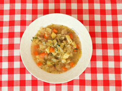 白盘中的意大利卷心菜汤图片