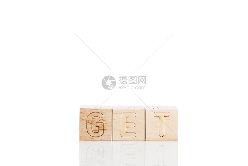 带字词的木制立方体在白图片