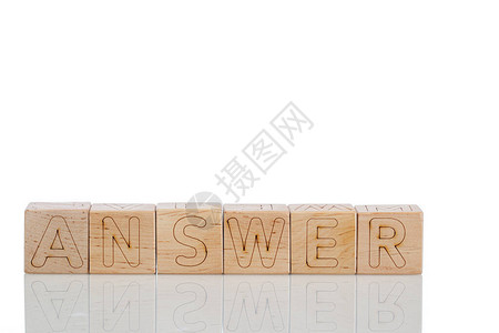 带字母回复的Wooden立方体在白图片