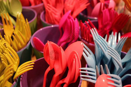 许多色彩多的塑胶餐具有选择图片