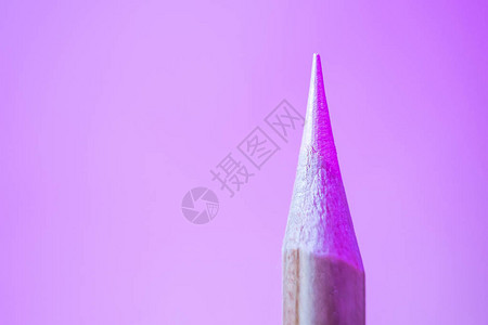 彩色铅笔特写在时尚的亮光中艺术配件创造概念文本的位图片