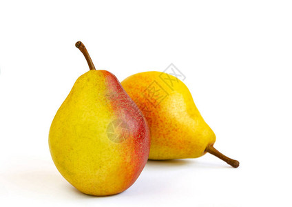 梨果浅色背景中红边的黄色水果特写图片