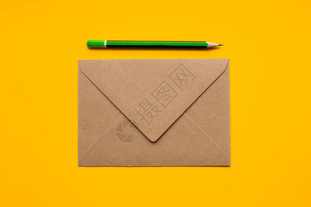 棕色信封和黄色背景的浅绿色铅图片