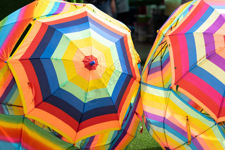 多色打开的雨伞五颜六色的雨伞组对象和时尚概图片