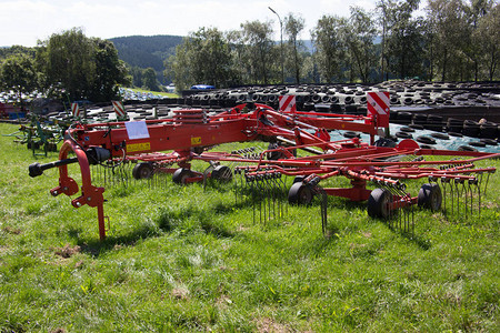 农村草地上的农业机械图片