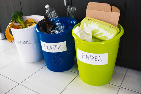 特写概念在家中分类垃圾有三个桶用于不同类型的垃圾分类图片