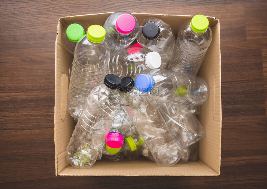 回收纸盒再利用概念中的塑料瓶图片