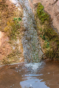 岩石河床小溪与小瀑布的美景图片