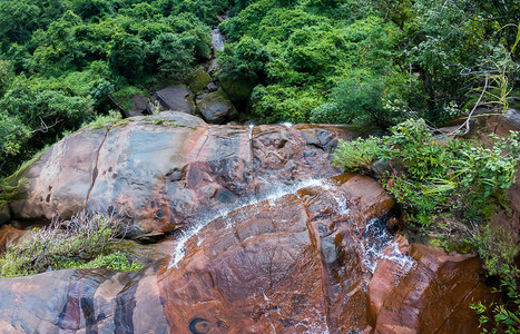 WIMANTHIP瀑布自然公园的溪流软水图片