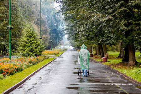 一个穿着雨衣的女人下雨的时候在图片