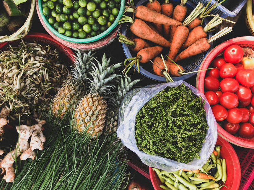 一排大型杂草蔬菜和水果在街头销售的顶端景色豪华市场短路生产公司Hue图片