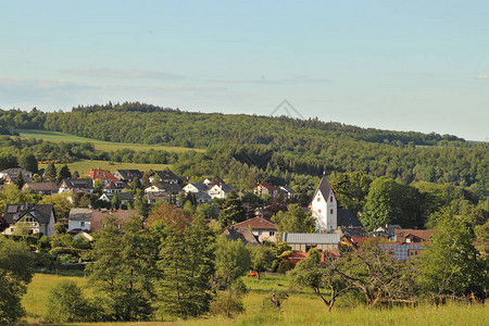 俯瞰德国的一个小村庄图片