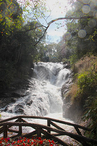 阳光折射的风景瀑布越南大叻自然公园图片