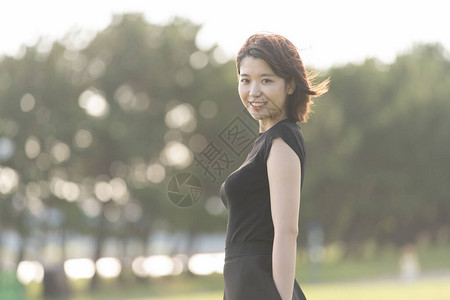 亚洲日语身着黑裙子的年轻亚洲女图片