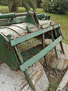 拖拉机桶犁老旧生锈图片
