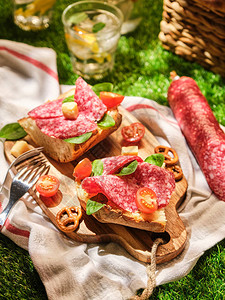 桑威奇三明治加沙拉米西红柿和奶酪图片